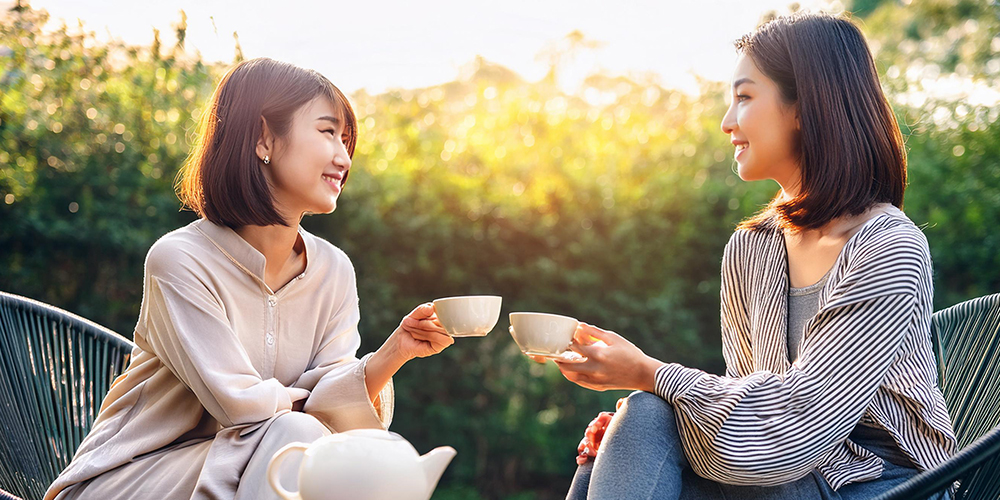 おうちカフェ　女性がティータイムを楽しんでいる