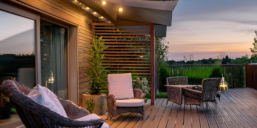 リビングからつながるウッドデッキとガーデンファニチャー