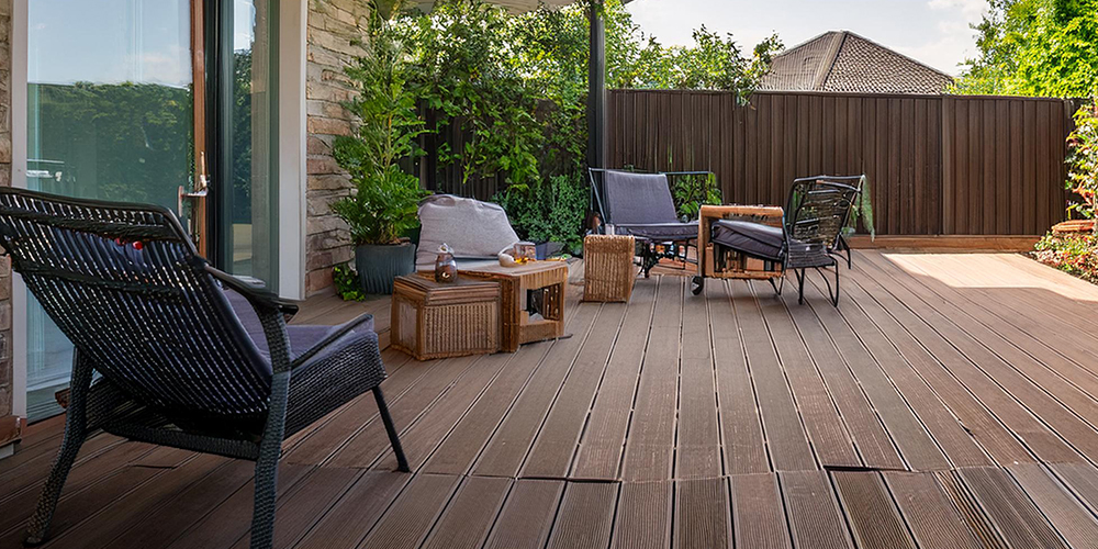 人目を気にせず過ごせるアウトドアリビング