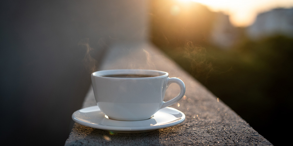 ベランダでコーヒーを飲んでいる