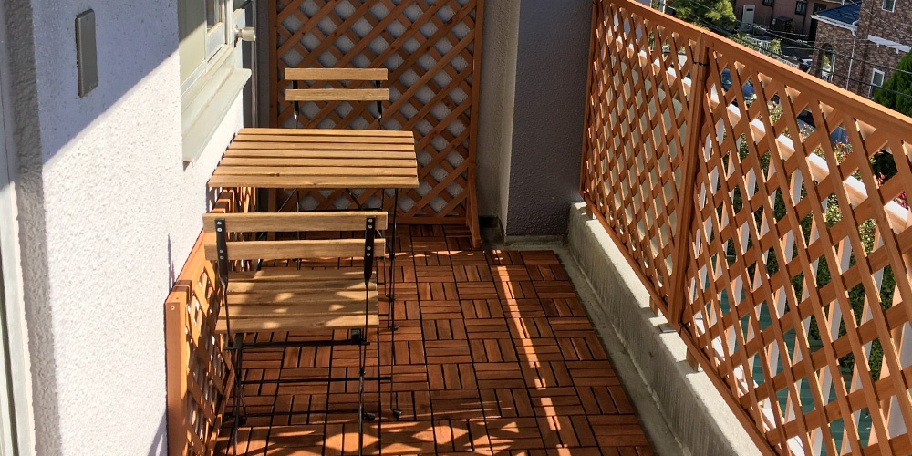 メッシュフェンスのあるベランダでベランピング