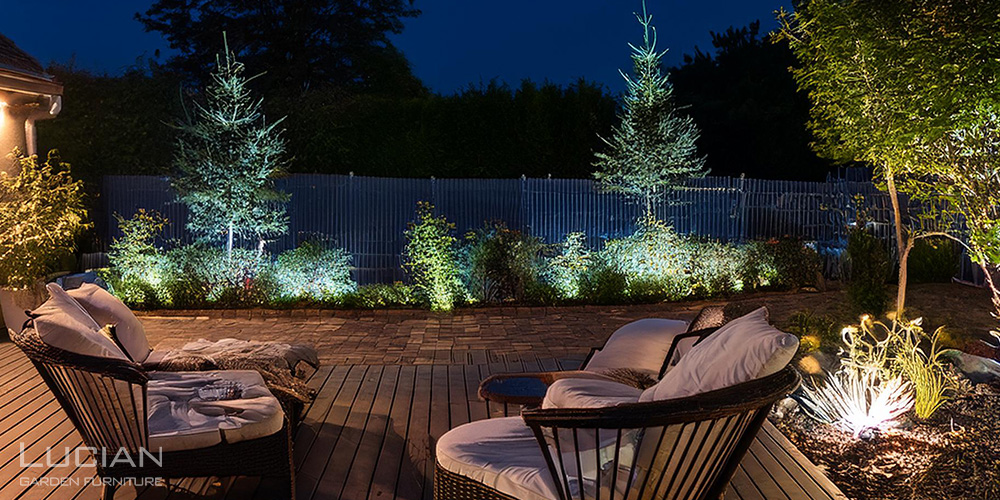 ライトアップされた庭