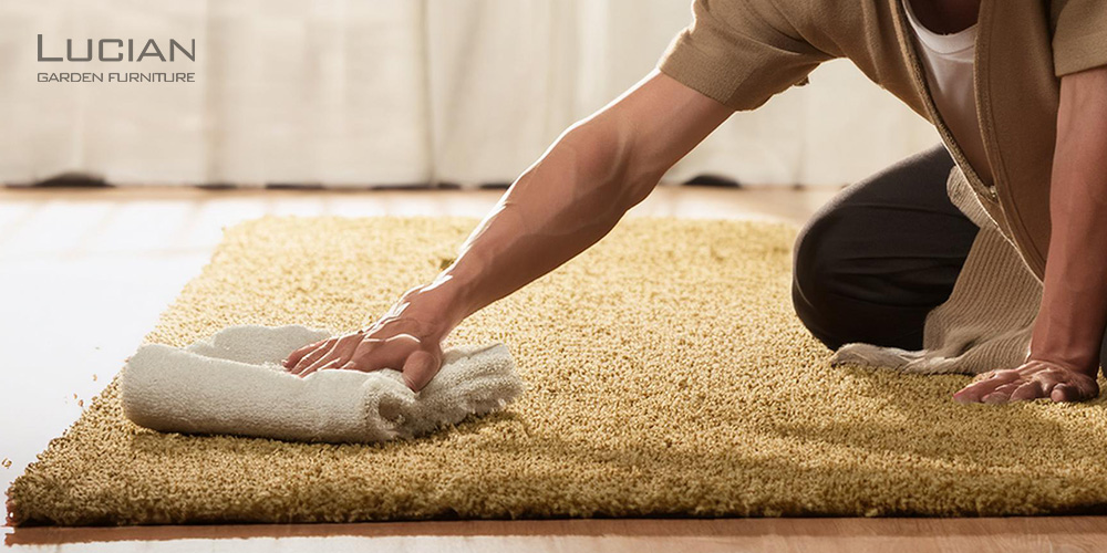 ラグを拭いている