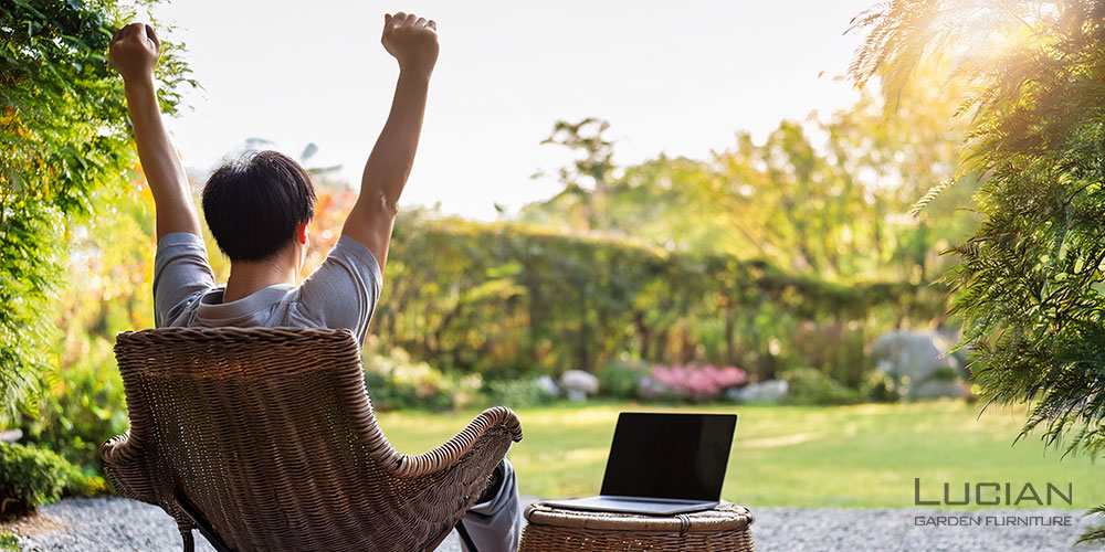 リラックスする男性