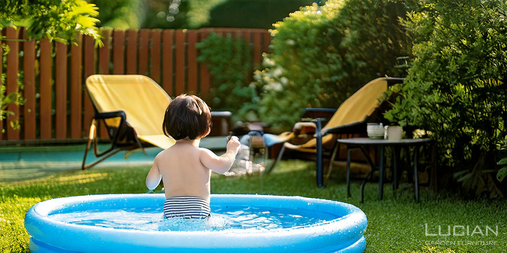 子どもがプールにはいっている庭