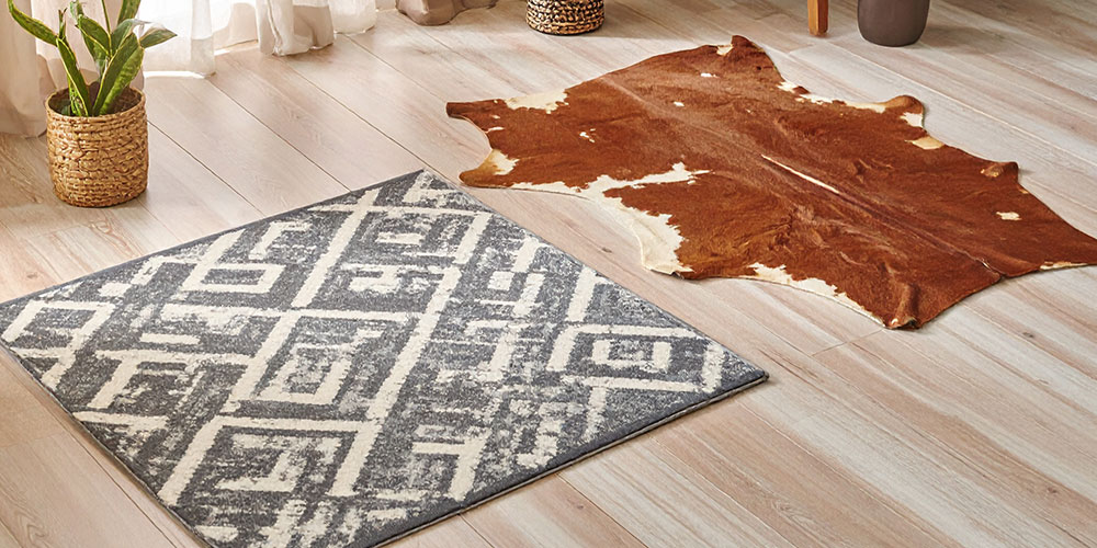 カウハイドラグとカーペットの比較