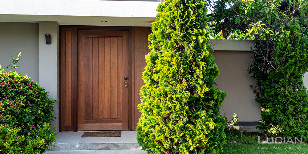 東に背の高い木を配置する